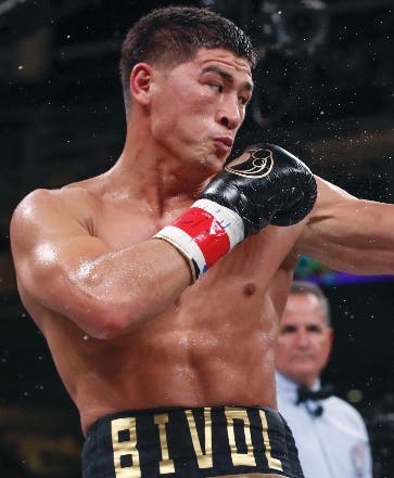 Bivol está a la espera pelea revancha ante Canelo Álvarez